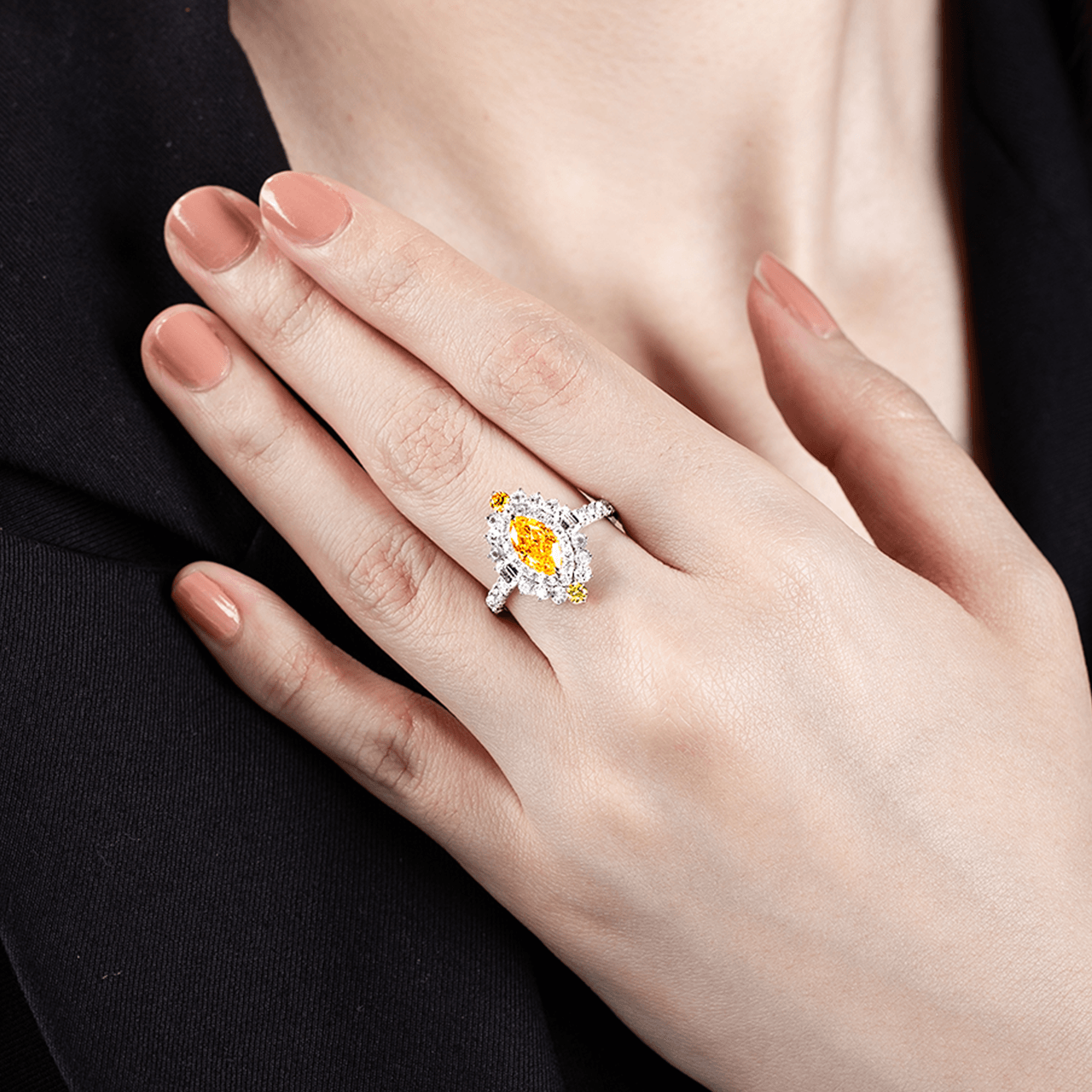 GIA 1.11克拉 艷彩黃橘鑽戒
Fancy Vivid Yellowish Orange 
Colored Diamond Ring