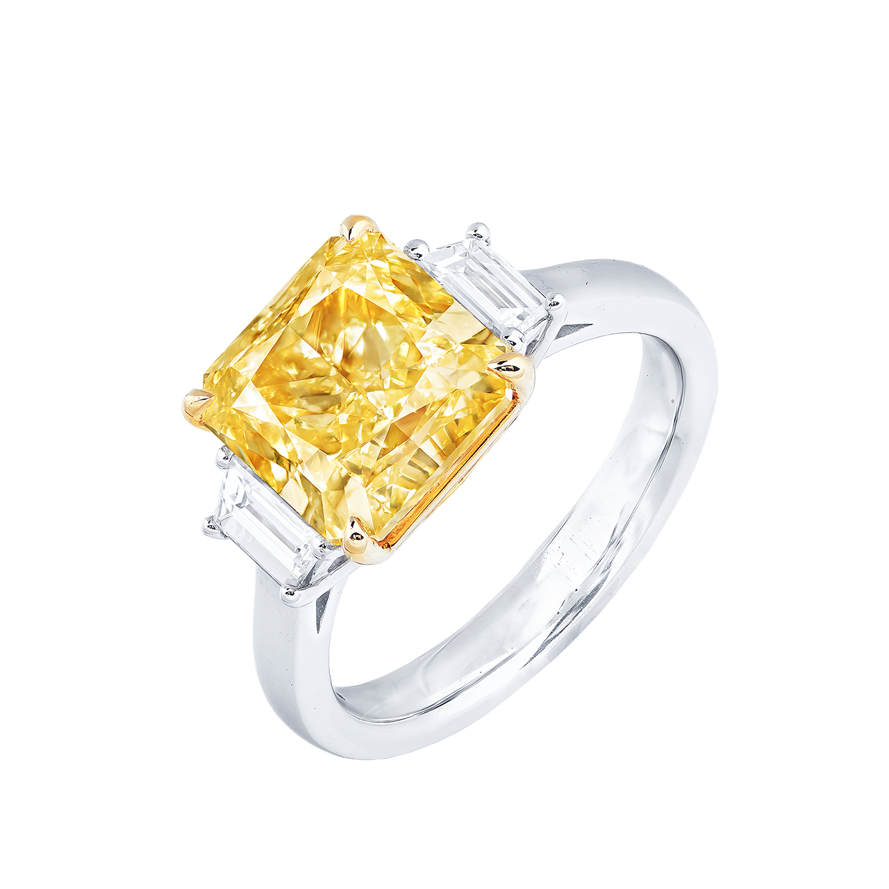 GIA 5.30克拉 黃彩鑽鑽石戒
FANCY YELLOW COLOURED 
DIAMOND AND DIAMOND RING