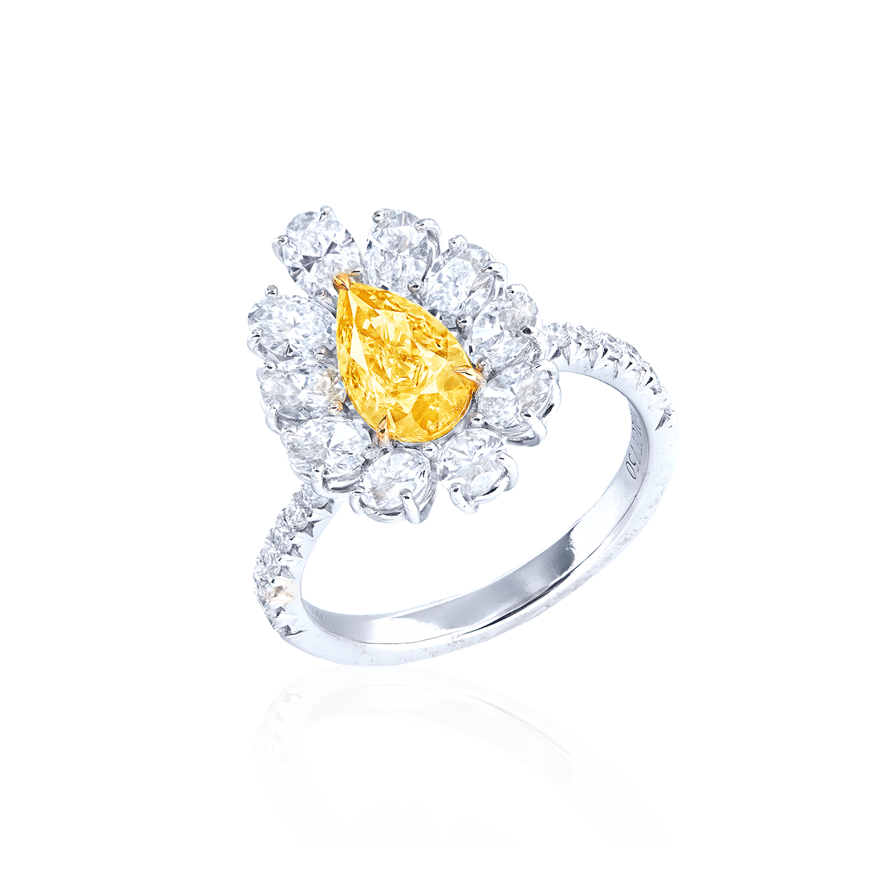 GIA 1.01克拉 黃鑽戒
Fancy Yellow Colored Diamond 
and Diamond Ring